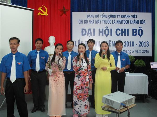 Đoàn TN chào mừng Đại hội 